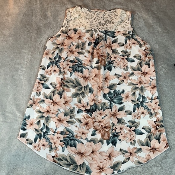 Colosseum Collection Floral Tank Top - Picture 6 of 6